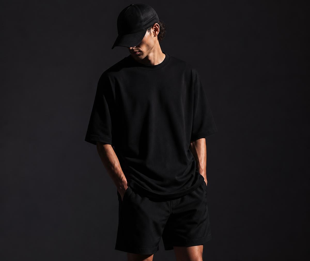 Modelo com t-shirt e calções pretos Bumba Shop