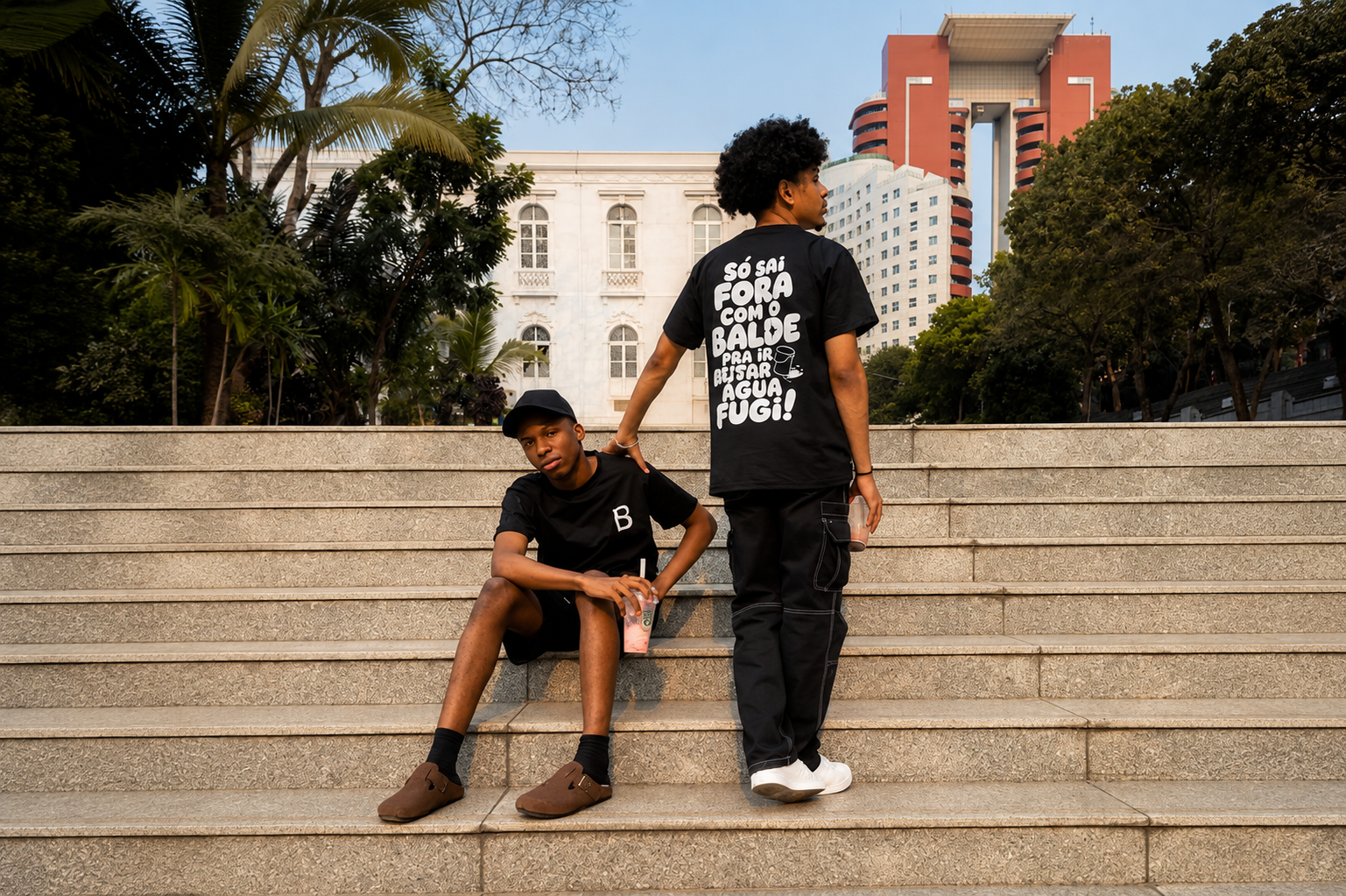 Modelo com t-shirt e calções pretos Bumba Shop